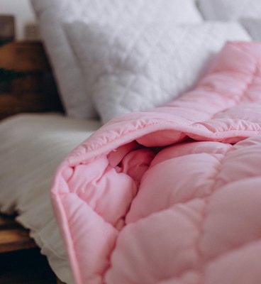 Теплое полуторное Одеяло 150х210см. Розовое, экологический силиконизированный наполнитель холлофайбер